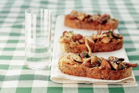 Focaccia-crostini met paddenstoelen