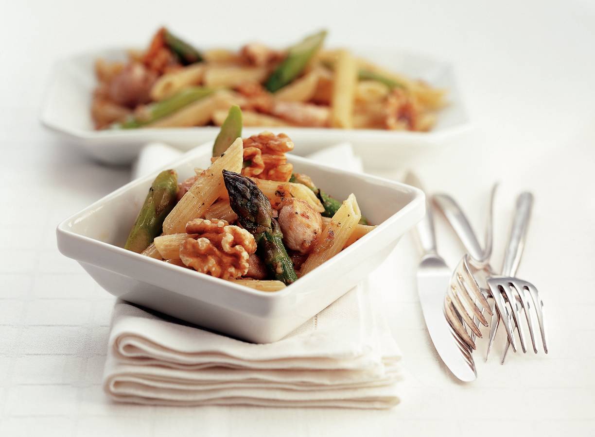 Pastasalade met asperges en kip