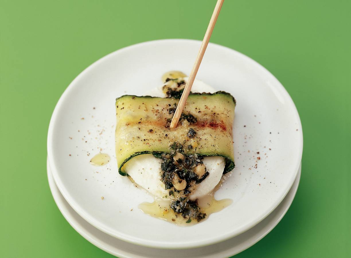Courgette-mozzarellarolletjes met pestodressing
