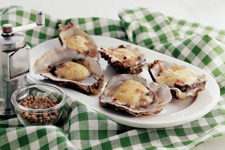 Gegratineerde oesters met rode ui