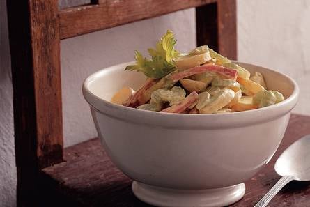 Aardappelsalade met ham en bleekselderij