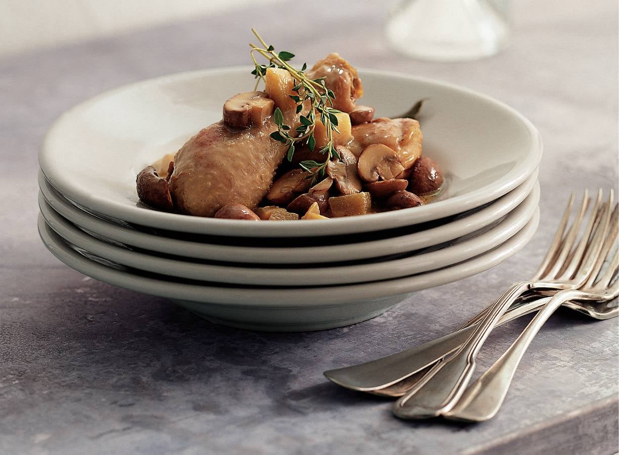 Kip met room, calvados en champignons
