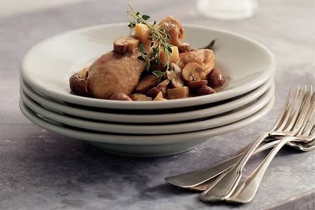Kip met room, calvados en champignons