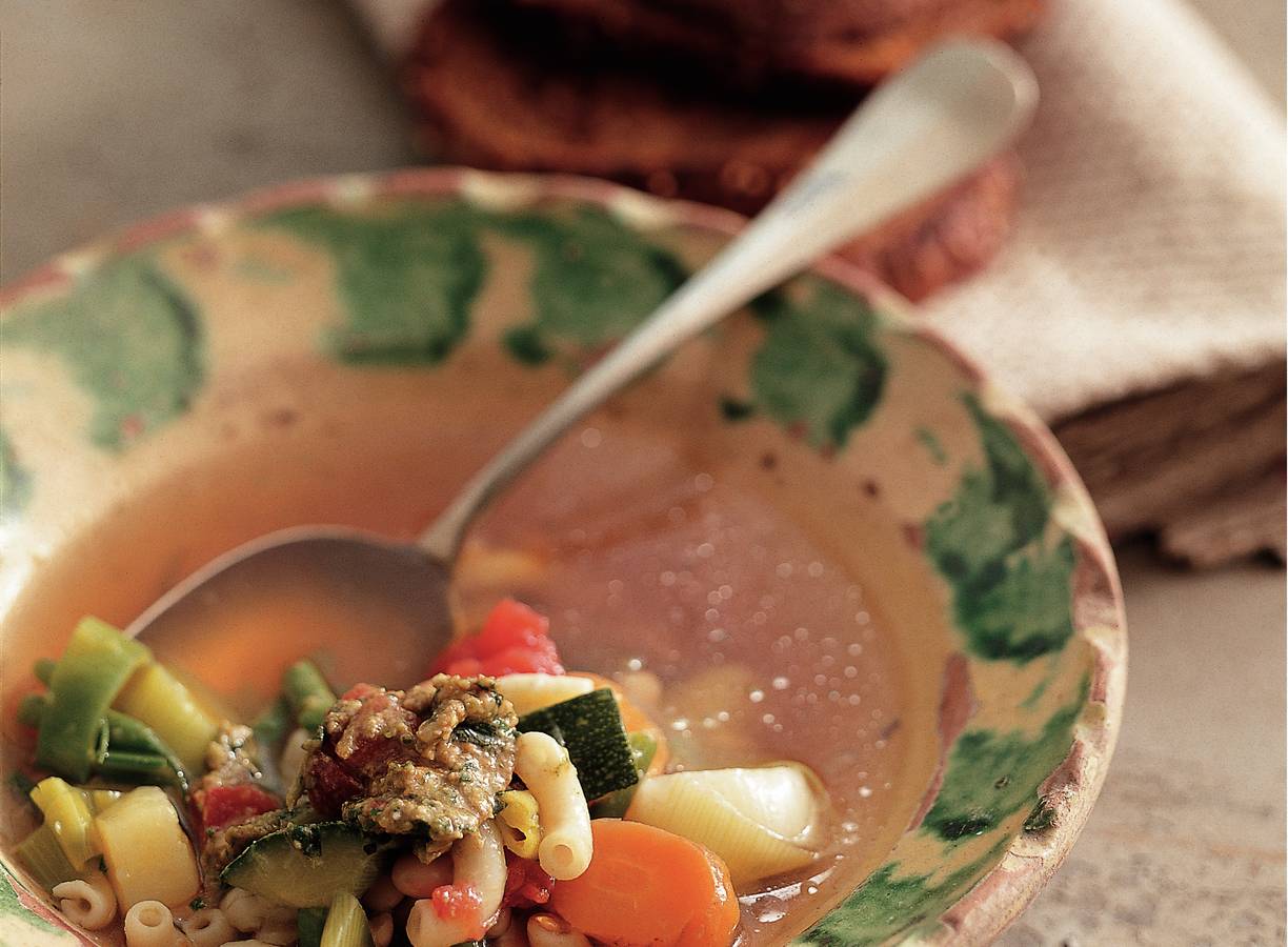 Groentesoep met basilicumsaus