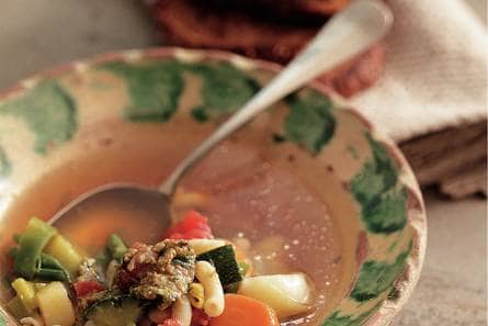 Groentesoep met basilicumsaus