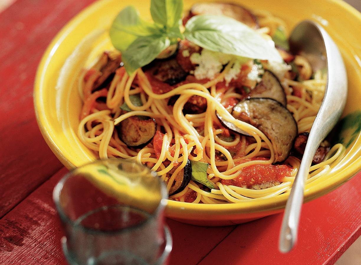 Spaghetti met aubergine-tomatensaus