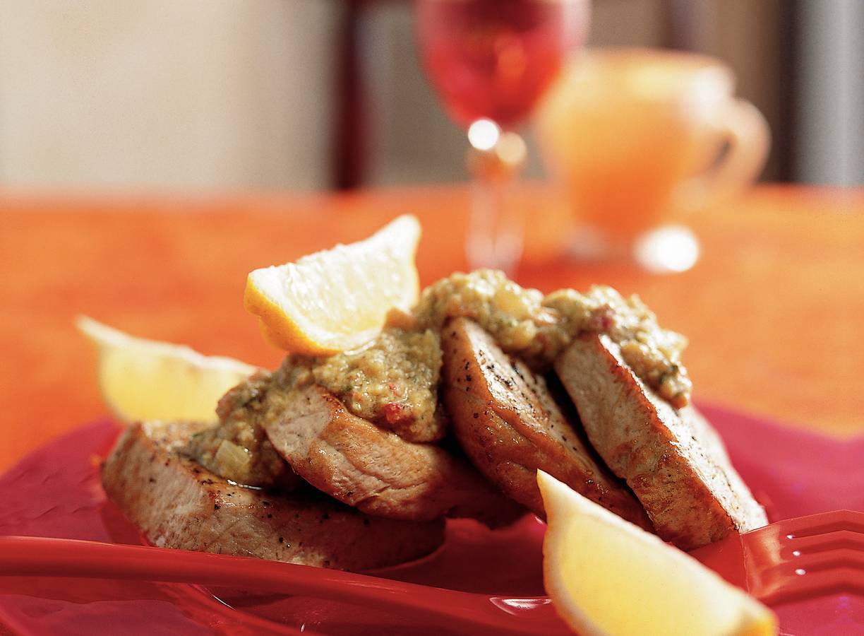Tonijn met romescosaus