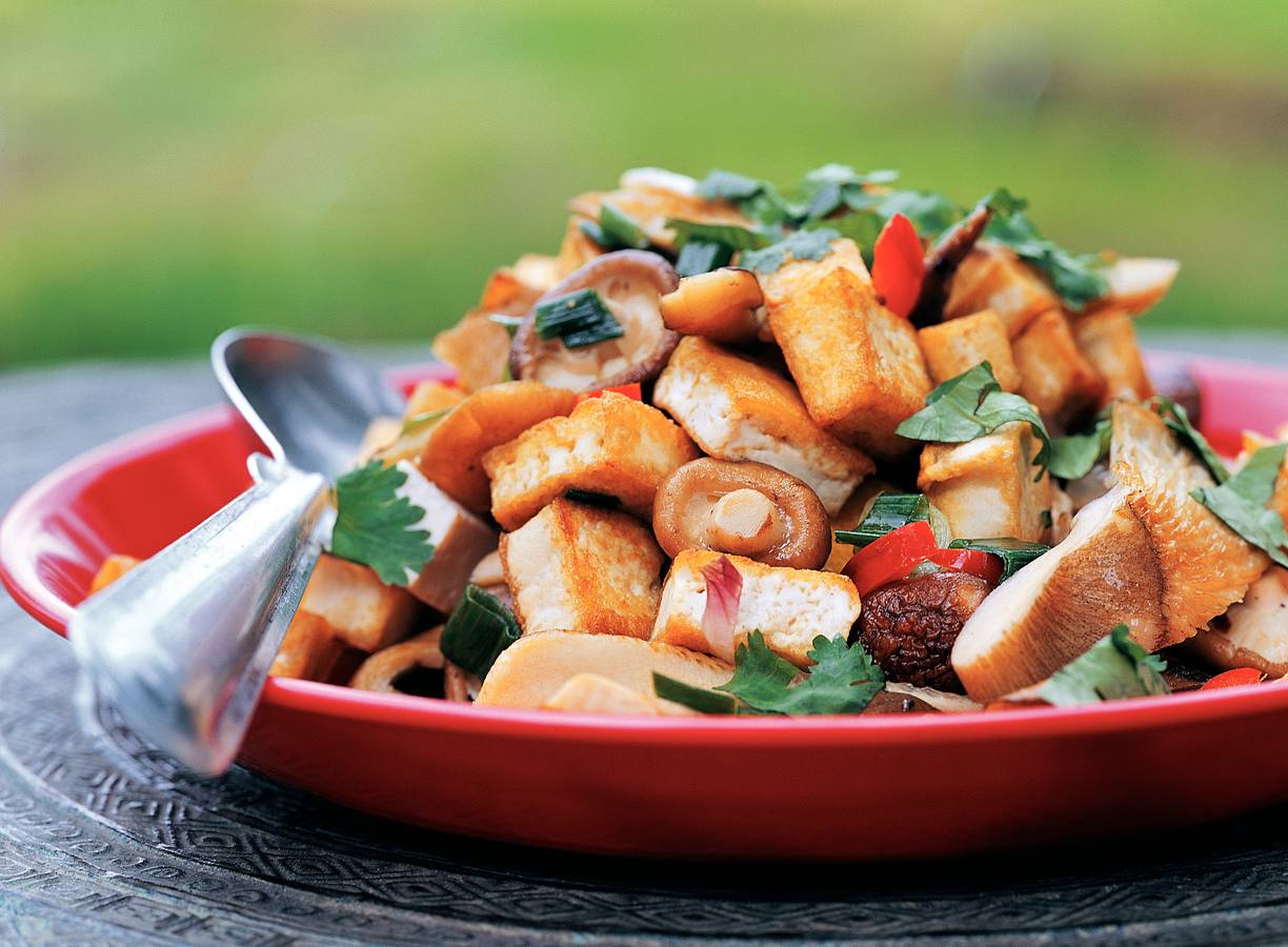 Warme salade van tahoe en paddestoelen
