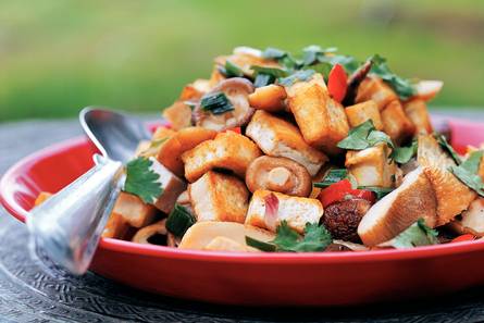 Warme salade van tahoe en paddestoelen