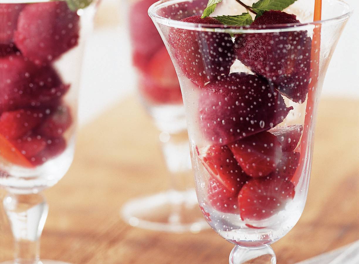Aardbeiensorbetijs met wijn