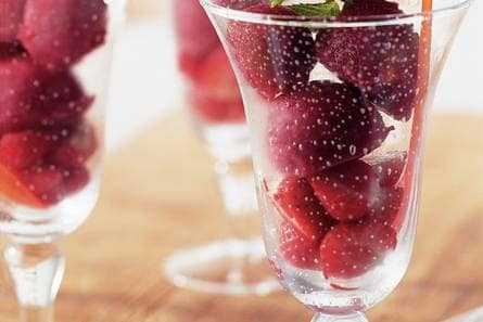 Aardbeiensorbetijs met wijn