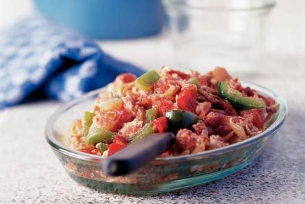Piperade (gestoofde groenten met ei en rauwe ham)