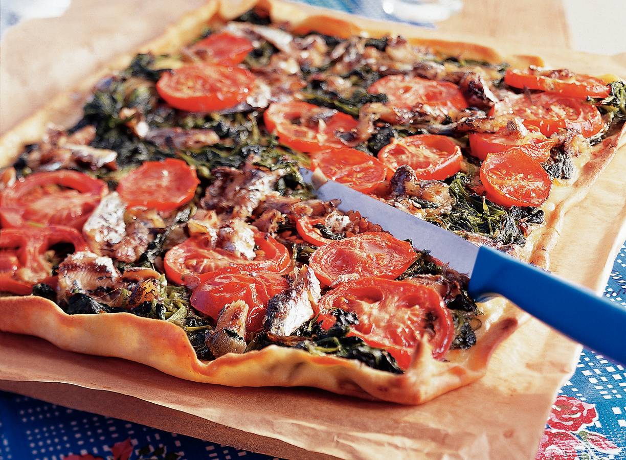 Mallorcaanse pizza met spinazie en sardines
