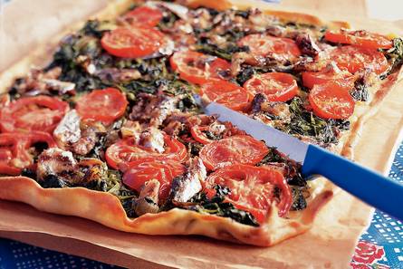 Mallorcaanse pizza met spinazie en sardines