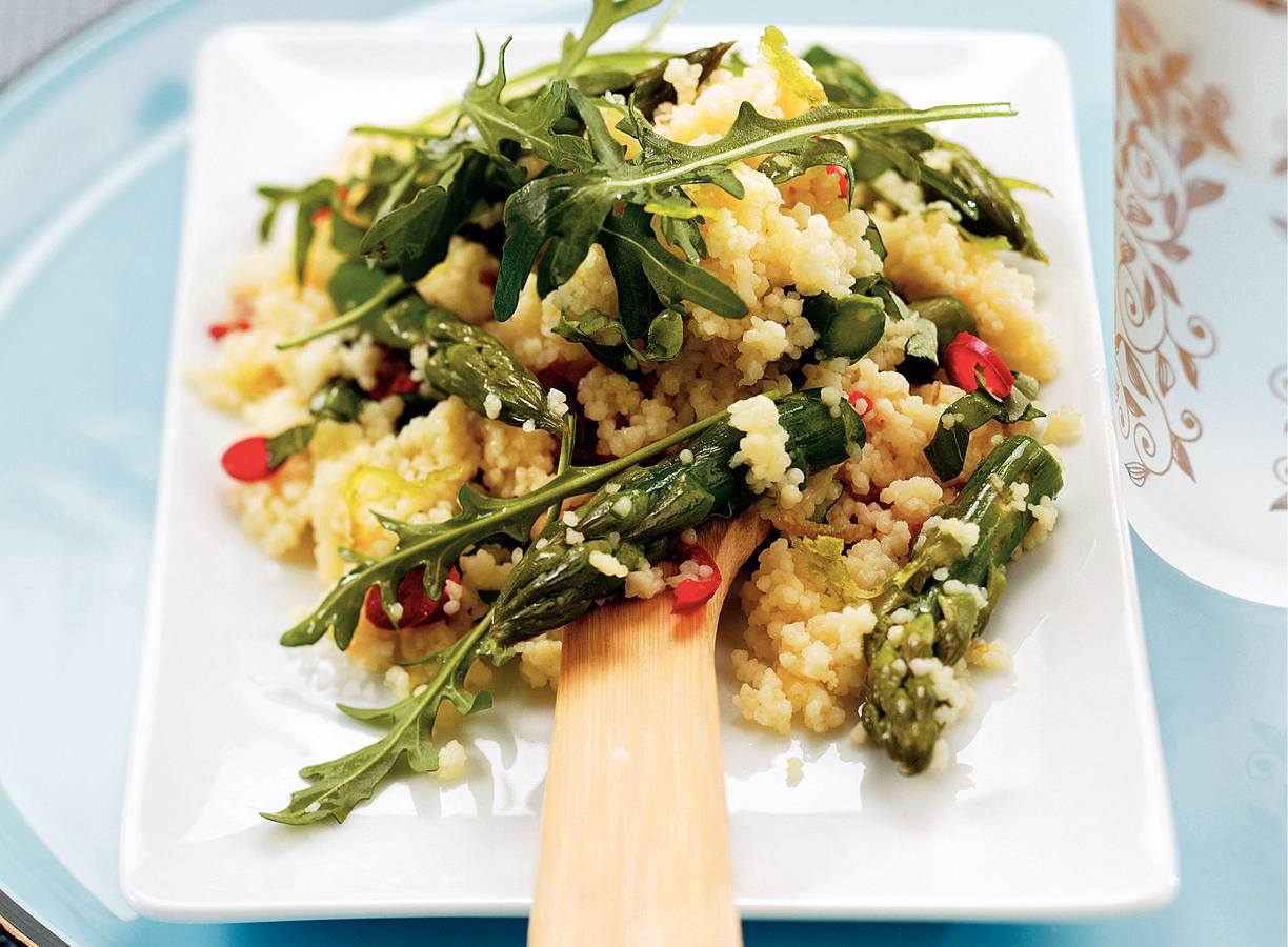 Couscoussalade met groene asperges en basilicum