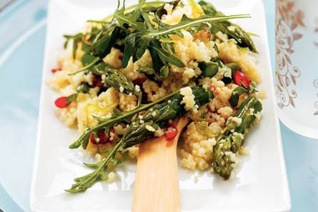 Couscoussalade met groene asperges en basilicum