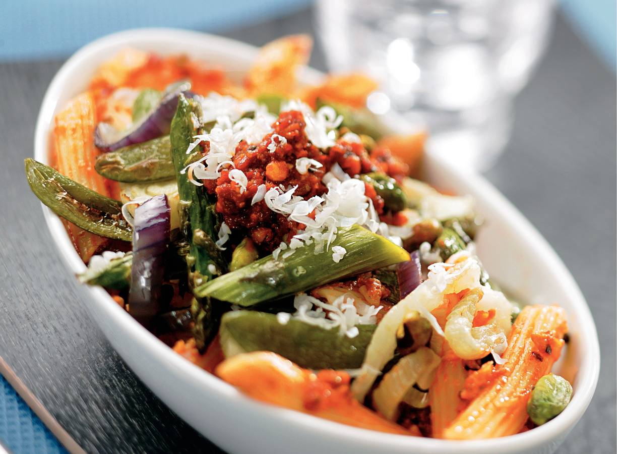 Penne met geroosterde lentegroenten met pistachepesto