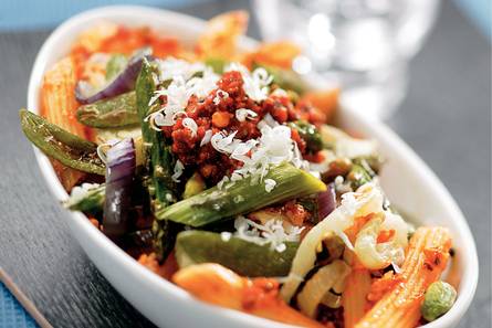 Penne met geroosterde lentegroenten met pistachepesto