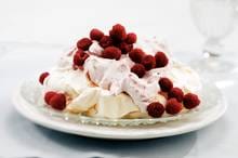 Zacht aan de binnenkant met een knapperig laagje. Zo hoort een pavlova te zijn! 