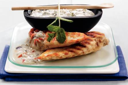 Gegrilde kipfilet met kokossaus en kruidige yoghurt