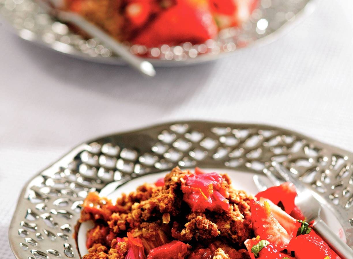Rabarbercrumble met aardbeiensalade
