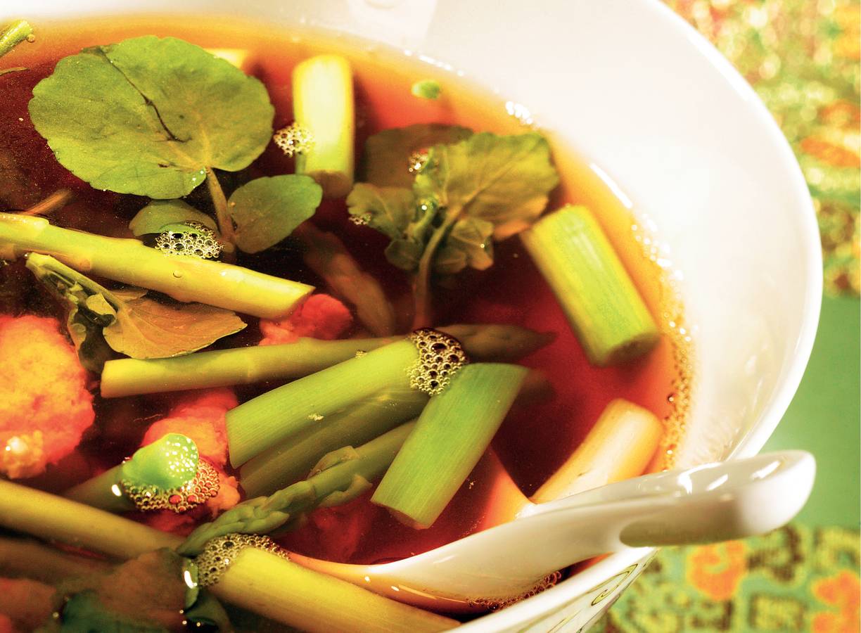 Kippensoep met aspergepunten en waterkers