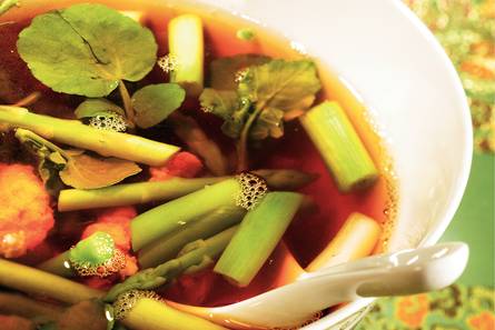 Kippensoep met aspergepunten en waterkers
