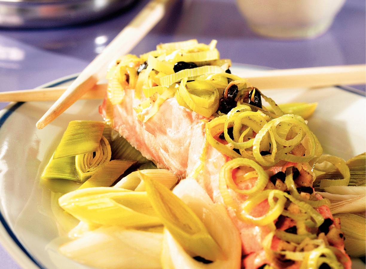 Gestoomde zalm met prei en zwarte boontjes