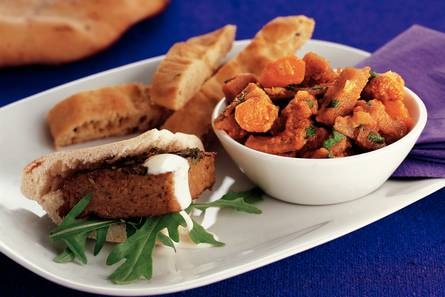 Vegetarische curry met naanbrood