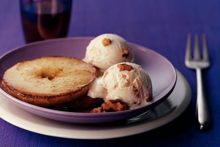 Gebakken appelringen met calvados en notenijs