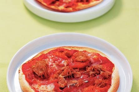 Minitaco met tomaat en tonijn