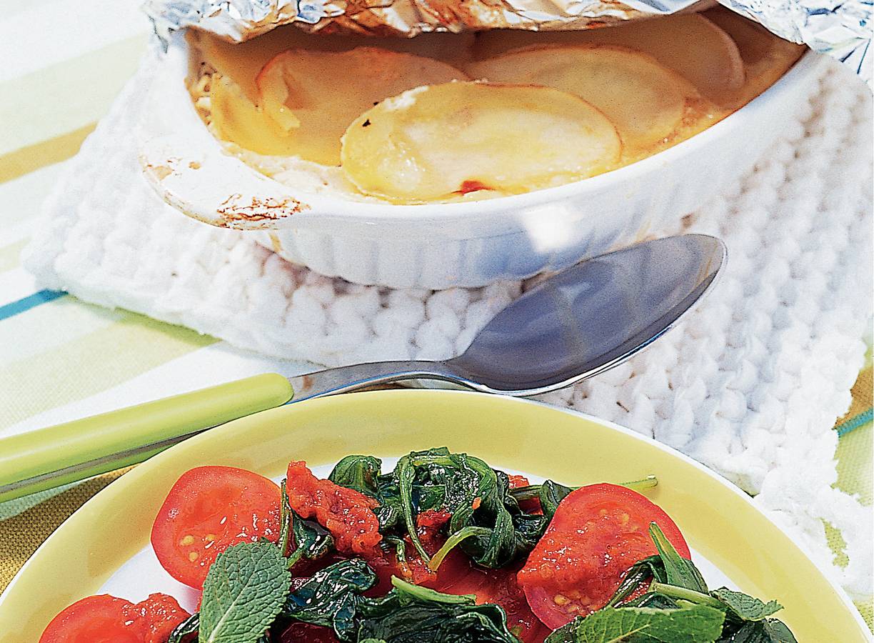 Aardappelschotel met witte kaas en spinazietomaten