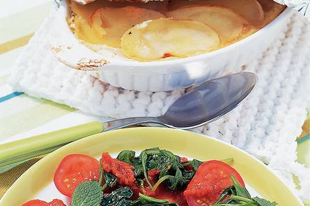 Aardappelschotel met witte kaas en spinazietomaten