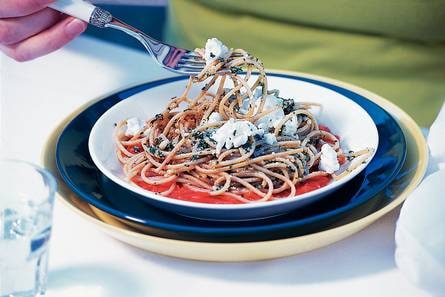 Pestospaghetti met tomatensaus en witte kaas