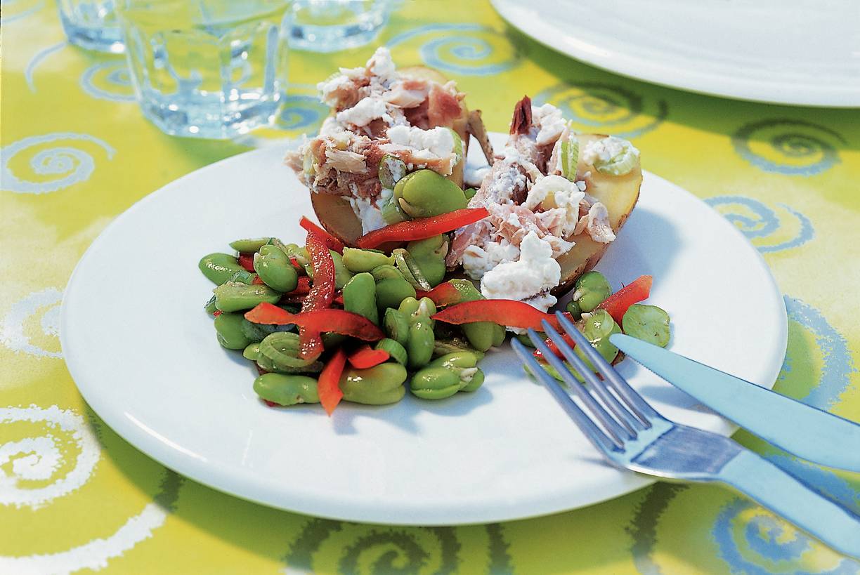 Gepofte aardappels met makreel en tuinbonensalade