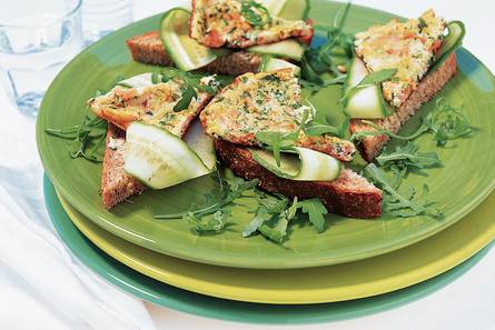 Zalmomelet op brood met grasboter