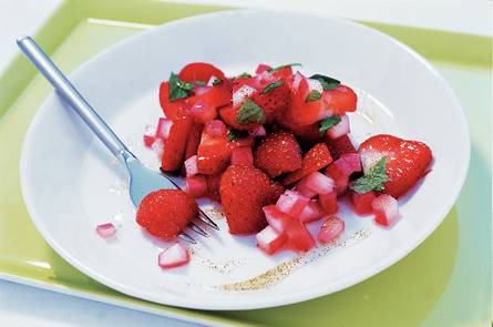 Rabarbersalade met aardbeien