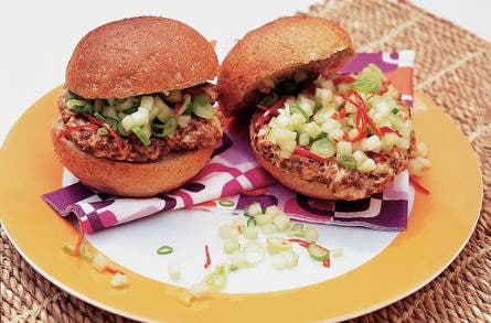 Kipburger met pittige komkommersalsa