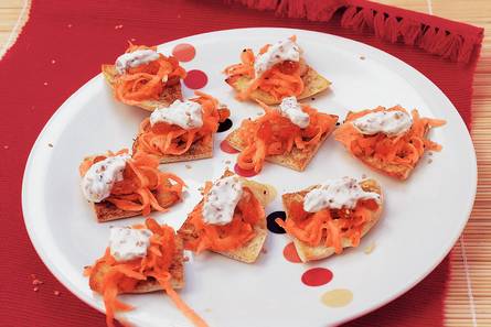 Broodchips met wortel-komijnsalade