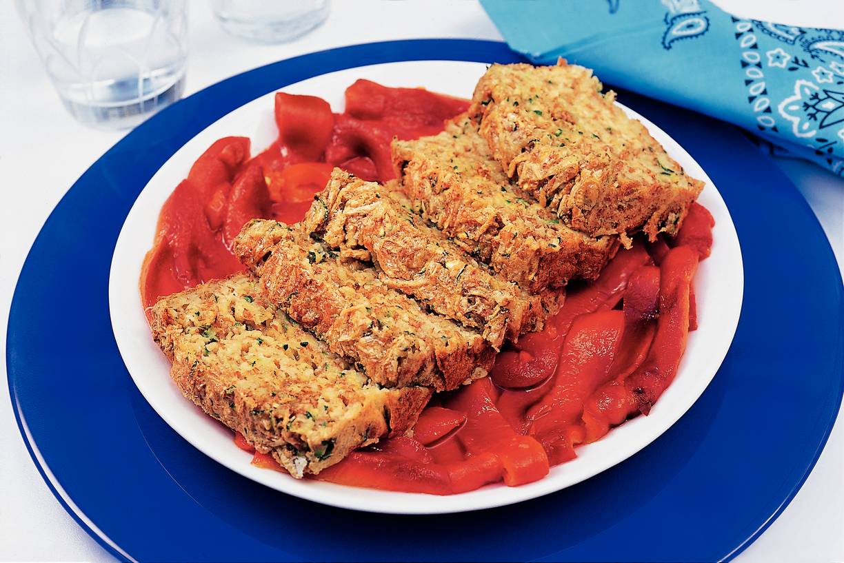 Aardappel-courgettecake met paprikasalade