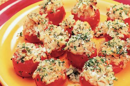 Met zalm gevulde tomaten