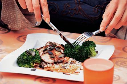 Kip met broccoli en pompoenpitten