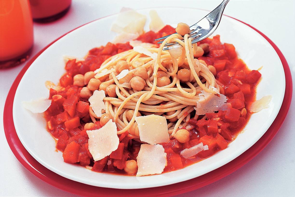 Pasta met kikkererwten en paprikasaus