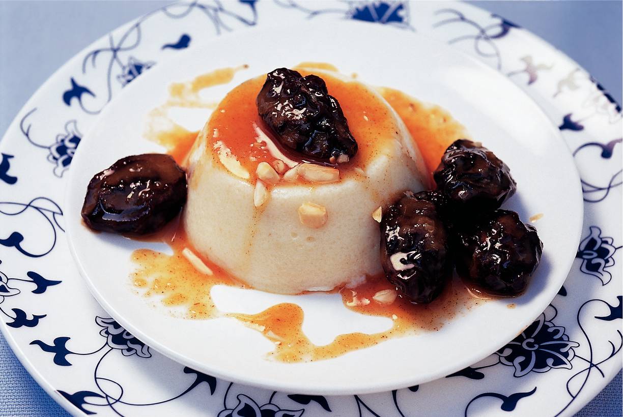 Griesmeelpudding met gewelde pruimen