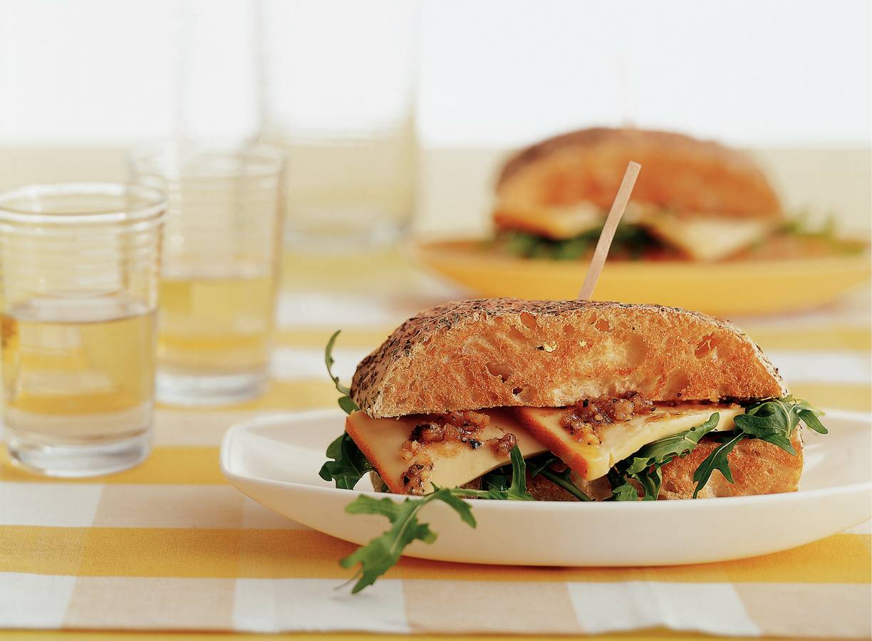 Focacciasandwich met rucola en abdijkaas