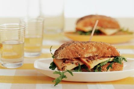 Focacciasandwich met rucola en abdijkaas