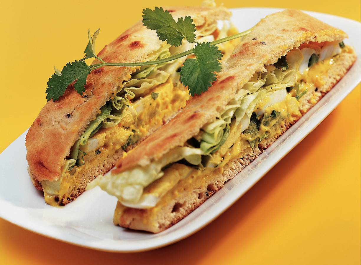 Naansandwich met kerriesalade en ei