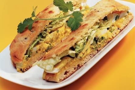 Naansandwich met kerriesalade en ei