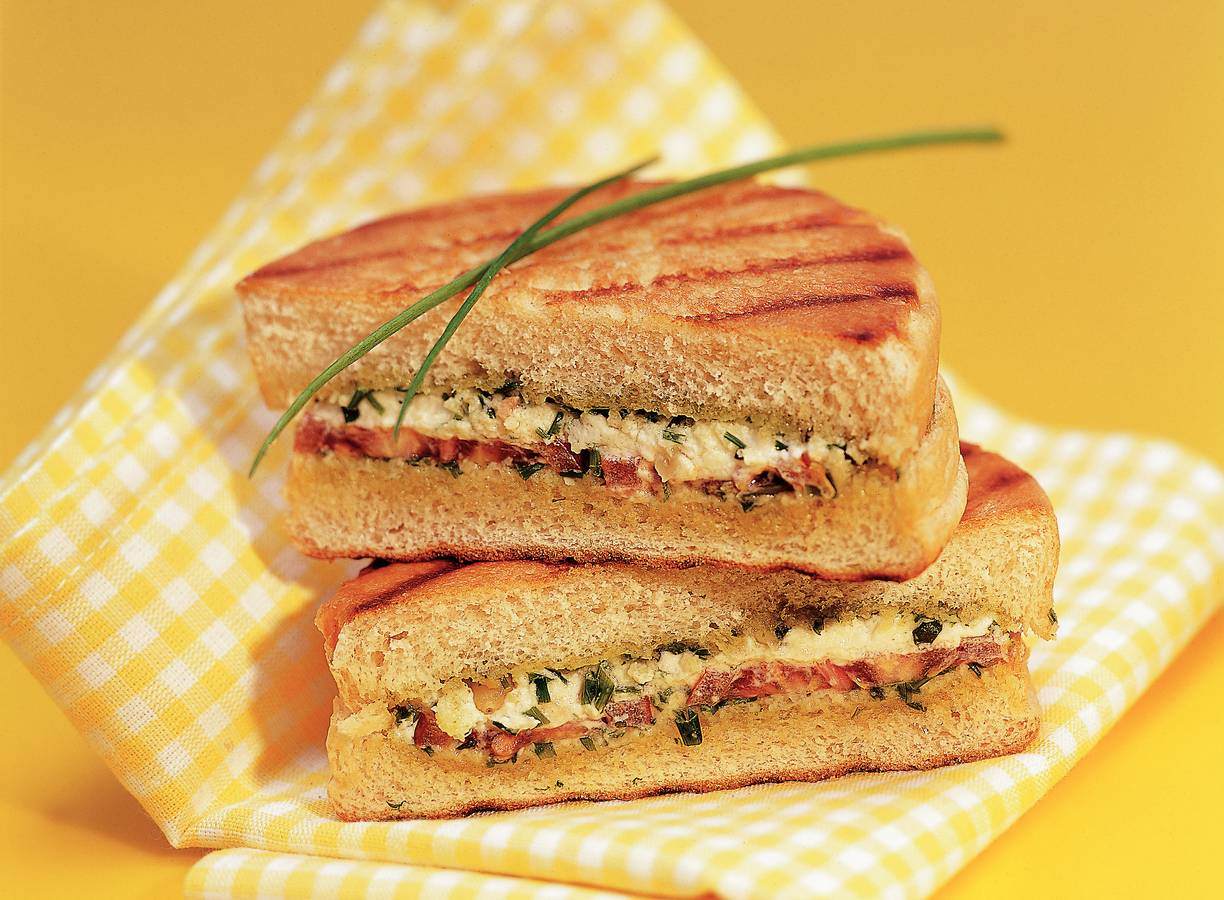 Beschuitbolpanini met geitenkaas