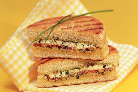 Beschuitbolpanini met geitenkaas